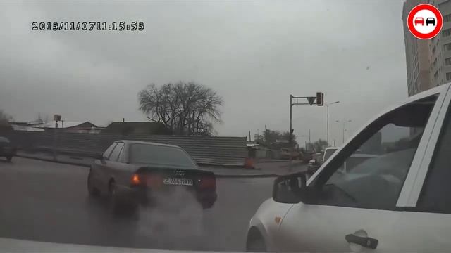 Жесткие аварии и ДТП на зимней дороге. Скользкая дорога. смотреть онлайн