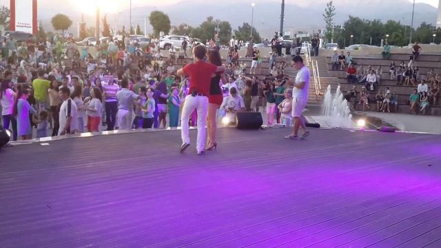 Mega Salsa Open Air. Part 2.Мастер класс Бачаты. Красивый танец.. смотреть онлайн