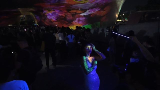 서울라이트 축제 속 . 온몸을 형광색으로입혀 조화롭게 빛나는 패션모델 . смотреть онлайн