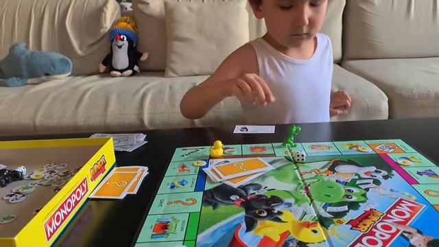Монополия для детей. Саша покупает недвижимость в monopoly junior. настольные игры с детьми 5+ лет смотреть онлайн