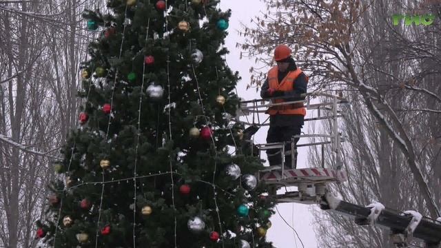 Что должно быть на столе, как украсить елку и во что одеться смотреть онлайн