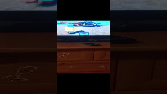 я смотрю как в роблокс строят базу