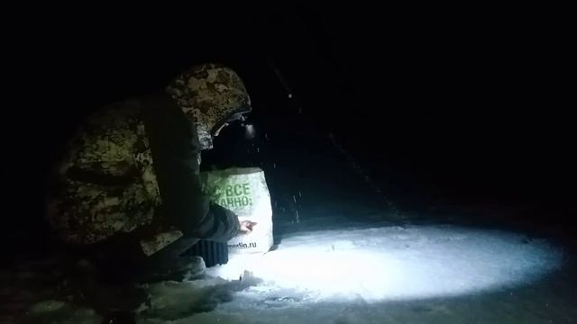 Ради этого я провёл ночь в ИЗБЕ! Почему всё так? Снегу намело на рыбалке. смотреть онлайн