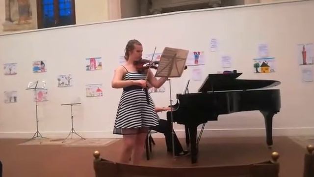 Io che suono durante un concerto al violino смотреть онлайн