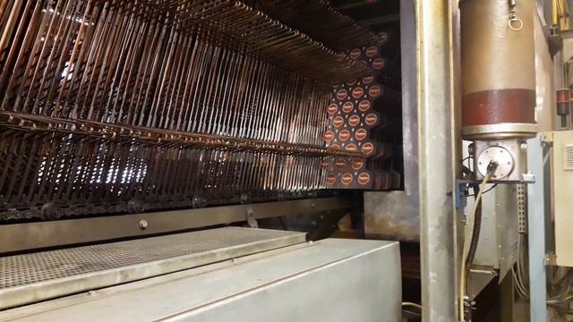 Drying oven for lacquered and printed sheet metal. #canmaking #metalprinting #canmaker смотреть онлайн