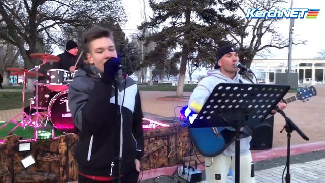 Керчанки принимали поздравления на центральной площади города смотреть онлайн