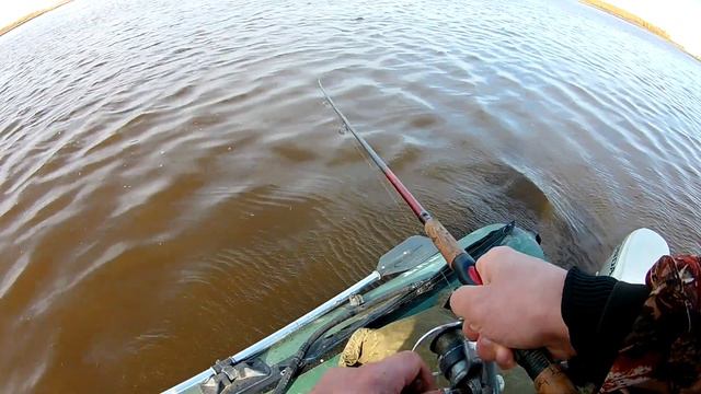 На рыбалке, день второй. Сегодня мамка ушла..... смотреть онлайн