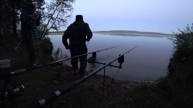 ФИДЕР ГНЁТСЯ, ЛЕЩ, СОРОГА, РЫБАЛКА С НОЧЕВКОЙ НА ЧЕРНОИСТОЧИНСКОМ ВОДОЁМЕ! ЛОВИМ НА ФИДЕР НА УРАЛЕ!