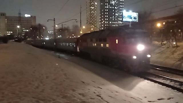 "Следует с Савёловского вокзала!" Тепловоз ТЭП70-0356 с поездом №602. пер Москва-Бут. - Бескудников смотреть онлайн