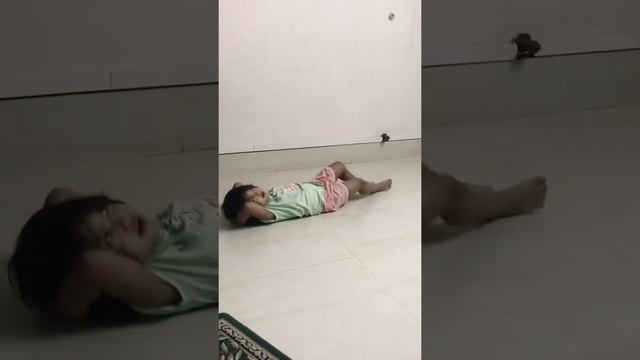 Inaaya dances! Funny baby dance. смотреть онлайн