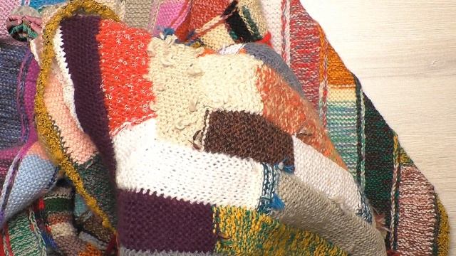 Довязала! Ура! Креативный плед на 10 петлях из остатков пряжи смотреть онлайн