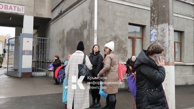 В Симферополе "заминировали" все школы смотреть онлайн