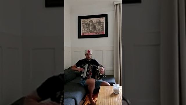 ИНОСТРАНЕЦ ИГРАЕТ НА БАЯНЕ/ПОЗДРАВЛЕНИЕ С 75-ЛЕТИЕМ ПОБЕДЫ смотреть онлайн