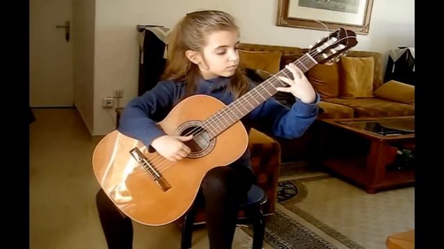 6 year old Guitarist - - Recuerdos de la Alhambra F.Tarrega - Konstantina Andritsou смотреть онлайн