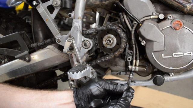 Mischievous Mods Ep. 1 KTM 625 SXC Oil Change смотреть онлайн