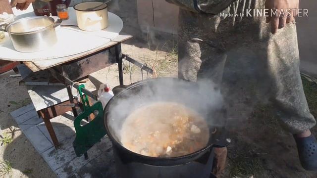 Плов в казане на костре.