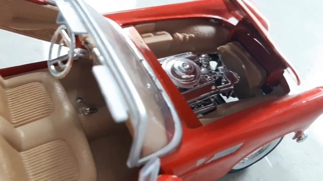 Motormax 1:24 1956 Ford Thunderbird (American Classic Diecast Collection) (Red)