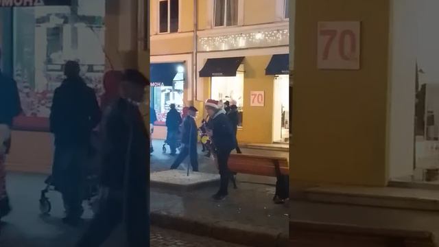 Играет просто супер ( адэль) смотреть онлайн