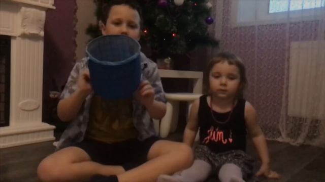 Новогодние игры/ Снежки дома смотреть онлайн