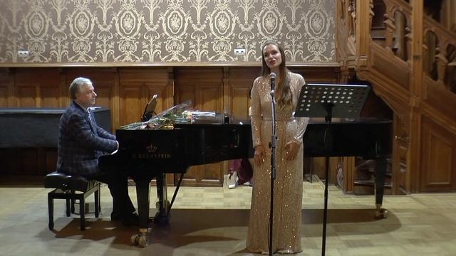 Кого люблю - Виктория Нестрогаева (за роялем автор - Виктор Плешак) смотреть онлайн