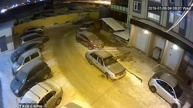 При выезде из двора грузовик протаранил 12 авто