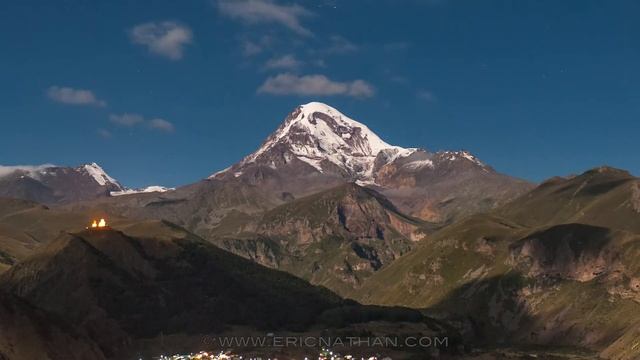 Moonlit Mount Kazbek time-lapse смотреть онлайн