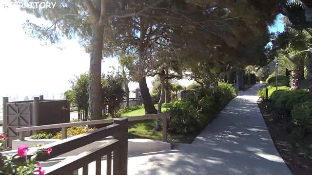 Paloma Perissia, Side