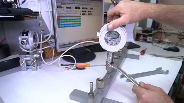 2 Поворот корпуса преобразователя давления на угол не менее ±170° смотреть онлайн