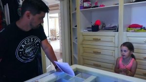 Амелька  ищет ВОРА! Кто украл вкусняшки Амельки? Мама и Папа под подозрением!