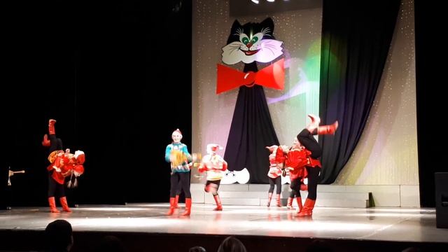 Пляс скоморохов. Чёрный котенок 2019. Рязань. Образцовый ансамбль танца Вечёрка. смотреть онлайн