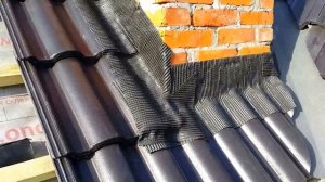 Устройство примыкания дымоходной трубы к кровле из цементно-песчанной черепицы