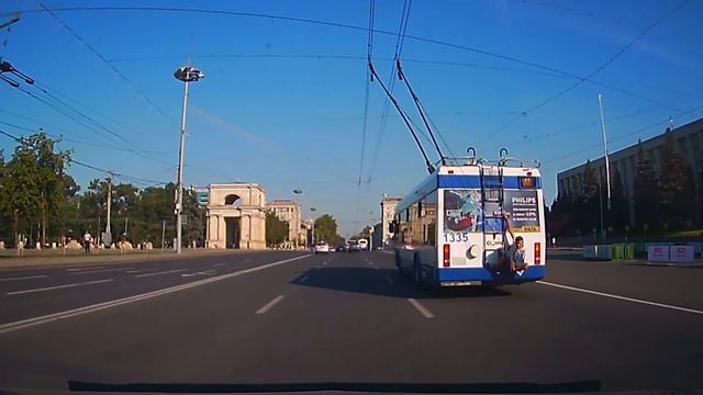 Мужчина прокатился на лестнице троллейбуса в Кишиневе смотреть онлайн