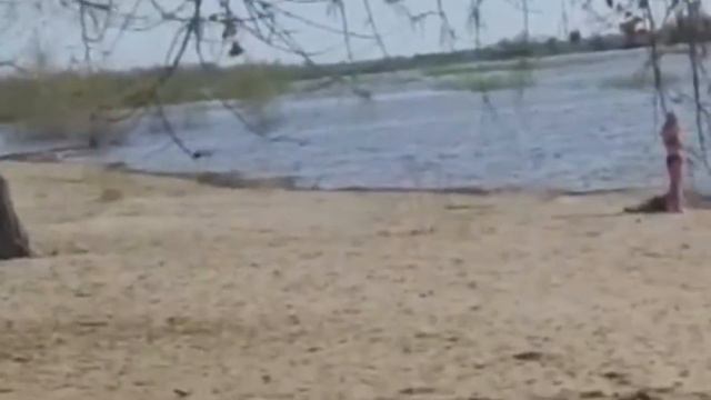 Девушка купается в апреле в ледяной реке смотреть онлайн