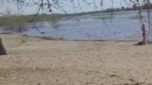 Девушка купается в апреле в ледяной реке