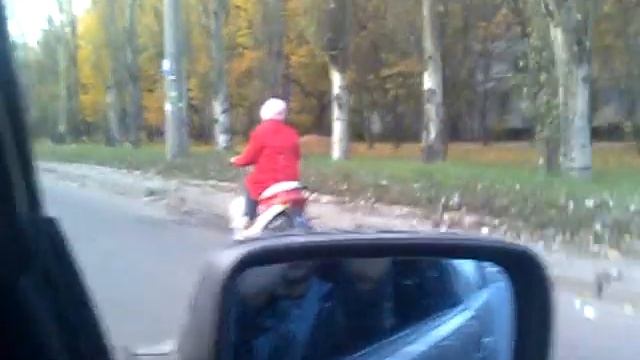 Бабка на мопеде смотреть онлайн