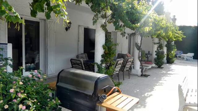 http://www.holiday-locations.com/index.php?site=34121263&lang=uk, 4 bedroom villa, 250m beach смотреть онлайн