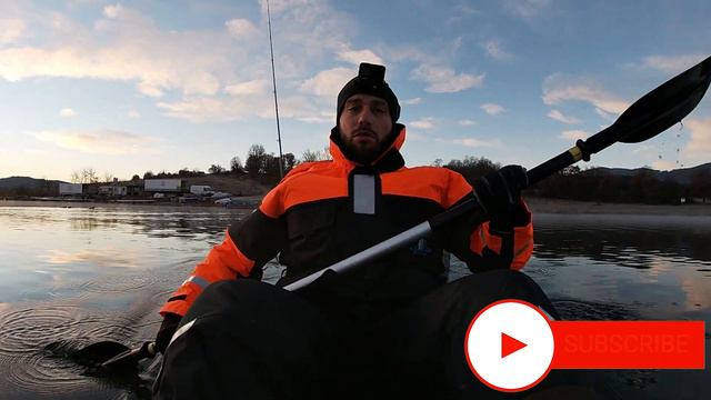 ПЛАВАЩ КОСТЮМ и НОВА МАКАРА ! | РИБОЛОВ С КАЯК ЕП. 7 смотреть онлайн