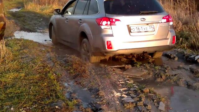 Subaru Outback 2011 on light off-road смотреть онлайн