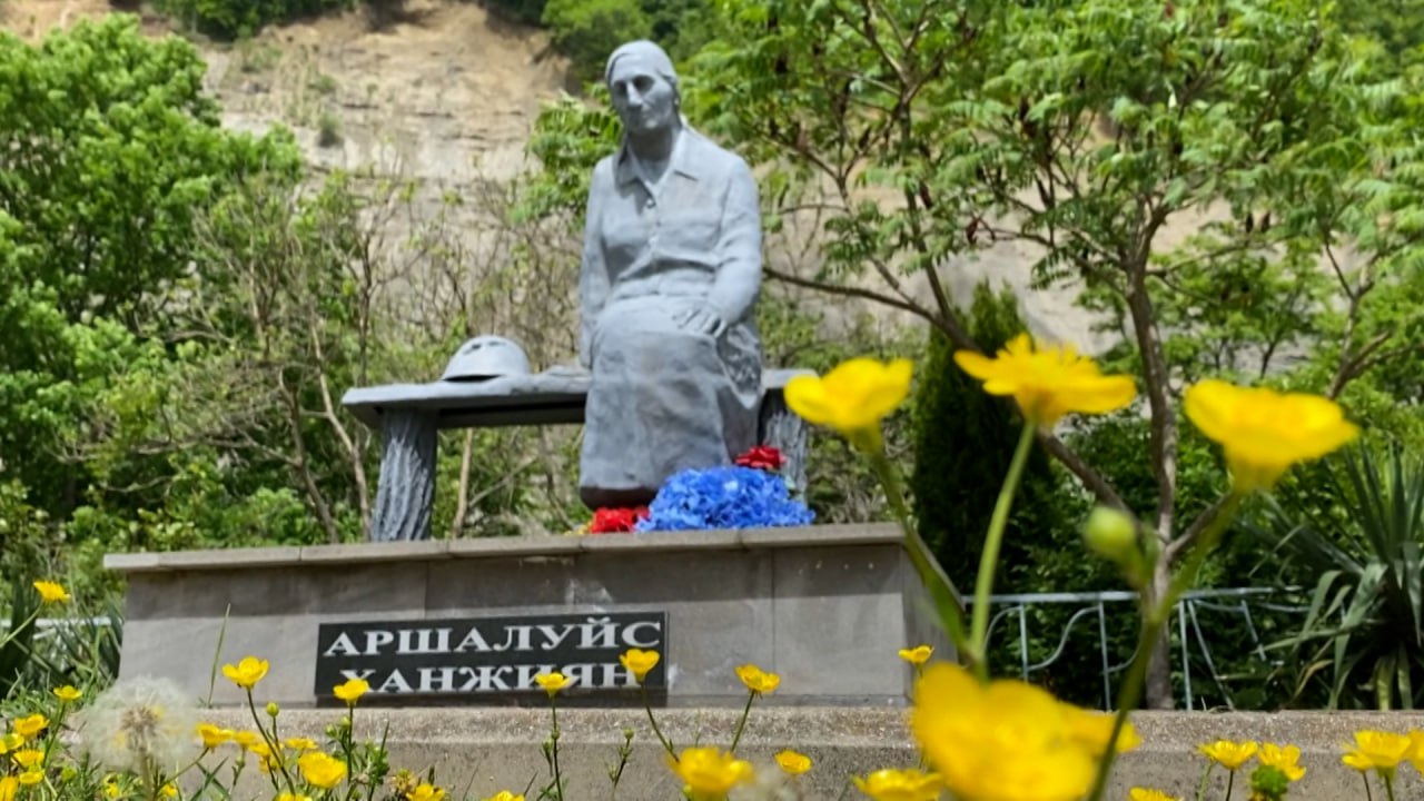 Памятник Аршалуйс Ханжиян привели в порядок к 9 Мая в урочище Поднависла смотреть онлайн