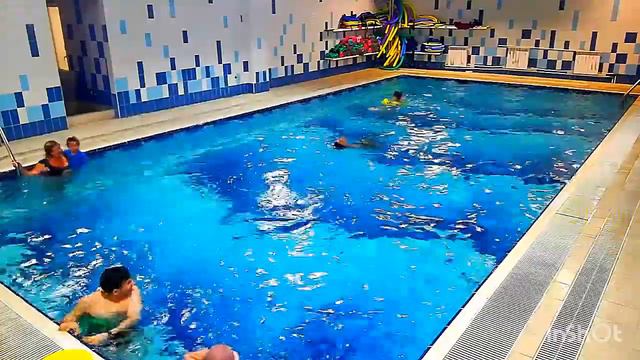 провел бесплатно БАССЕйН детям и взрослым смотреть онлайн