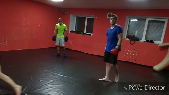 В.Н.Крючков. тренировка на лапах. КСЕ "Один на один." смотреть онлайн