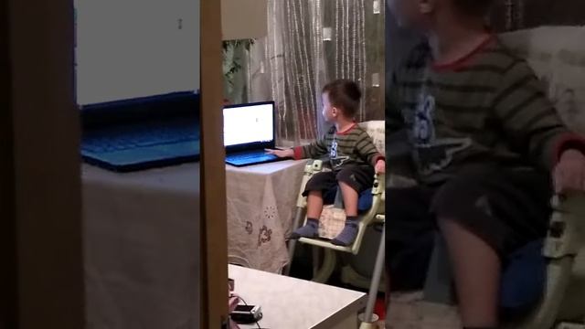 Малыш(3 года) Арсений поёт и психует из-за рекламы смотреть онлайн