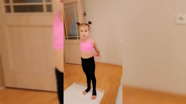 ГИМНАСТИКА. РАЗМИНКА с Полиной. Разминка МАЛЕНЬКОЙ гимнастки. смотреть онлайн