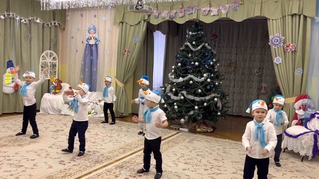 Танец Снеговиков на Новогоднем утреннике в старшей группе смотреть онлайн