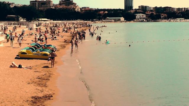 Лето только началось, а туристов уже много смотреть онлайн