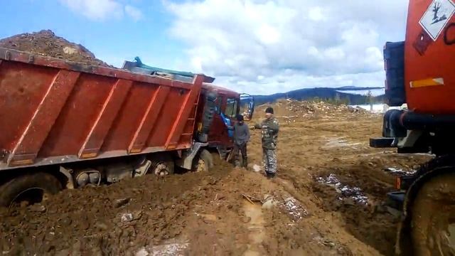 Майская грязь засосала самосвал смотреть онлайн