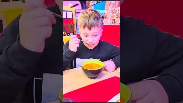 пробую очень острый суп в кафе азиаты