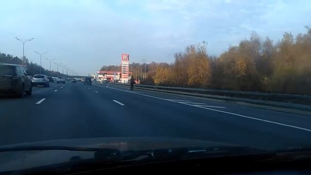 Парень едет на самокате по МКАДУ у на скорости почти 80км/ч смотреть онлайн