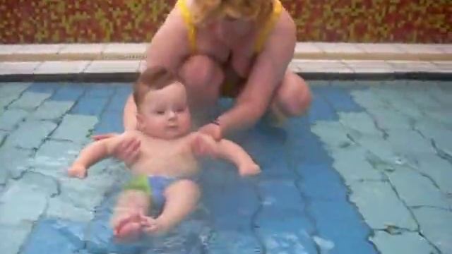 Рома в бассейне смотреть онлайн