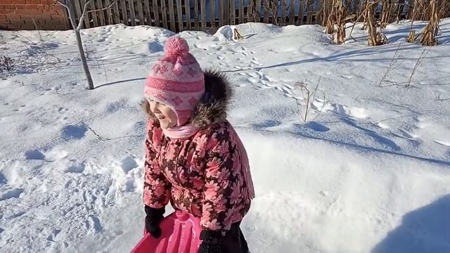 Снежная горка изо льда с подсветкой для детей. Своими руками. смотреть онлайн